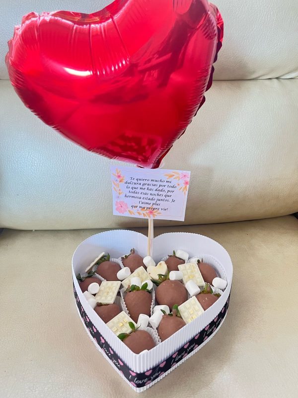 Corazon de fresas ternura y globo R01