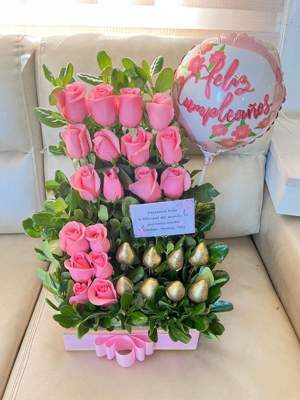 Arreglo x 18 rosas, 8 fresas achocolatadas y globo R 103