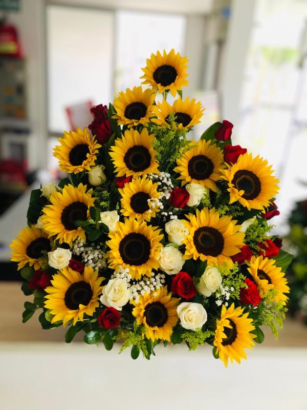 Arreglo de 16 girasoles y 24 rosas de colores R120