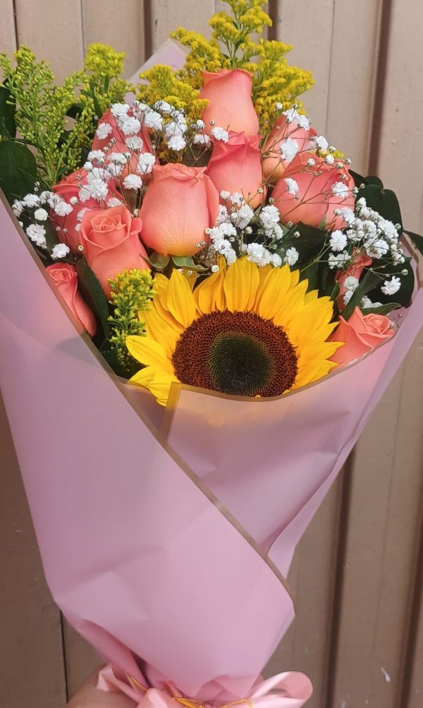 Bouquet x 12 rosas y girasol en papel coreano R131