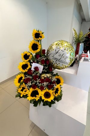 Arreglo con girasoles, rosas, globo y ferrero R136