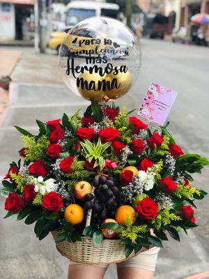 Canasto por 30 rosas, fruta y globo personalizado R135